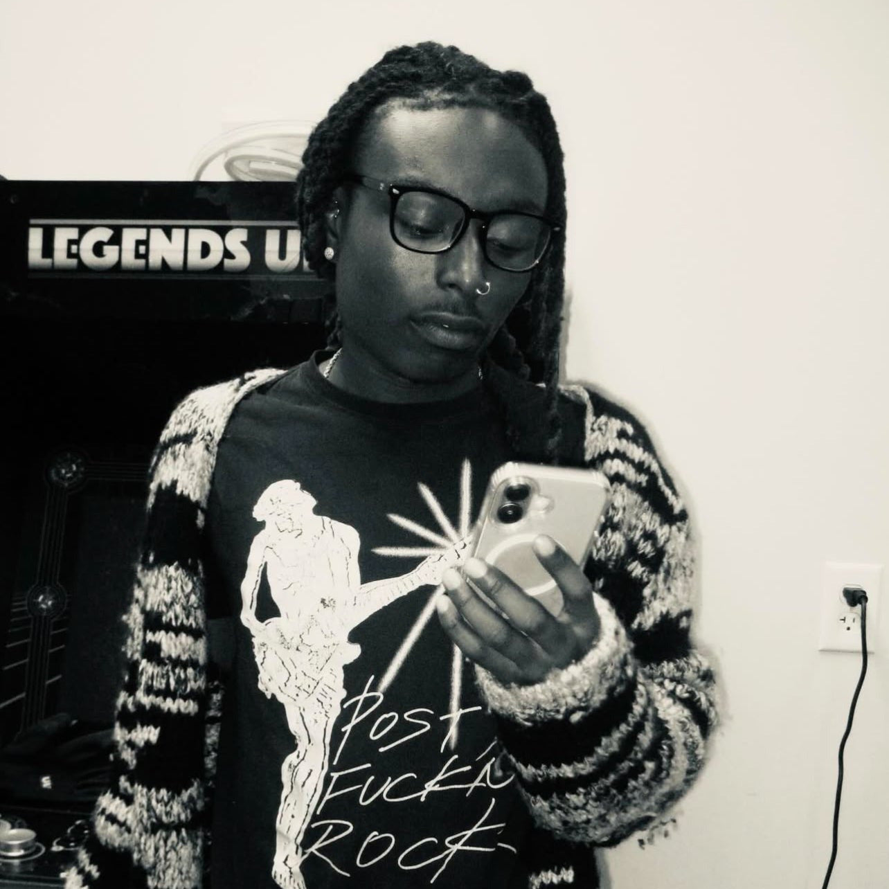 Dellyvadova wearing SQRL Blue Light Glasses while on Iphone